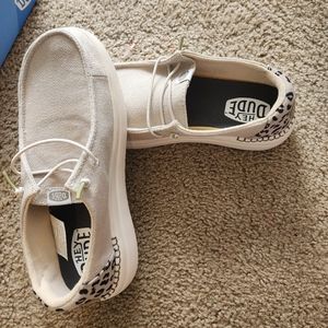 Women's size W9 Hey dudes brand new